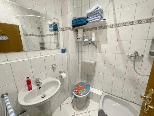 biała łazienka z umywalką i toaletą w obiekcie Attraktive 3 Zimmer Wohnung in Toplage,Nähe Messe w Hanowerze