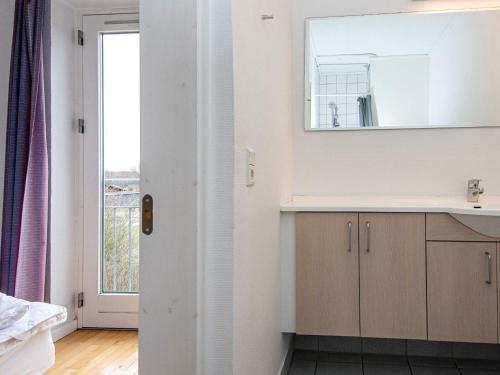 a bathroom with a sink and a mirror at Holiday home Højer XII in Højer