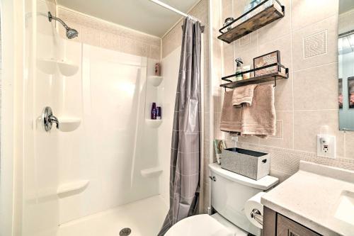 e bagno con doccia, servizi igienici e lavandino. di Rose City Cabin with Fire Pit and Lake Access 