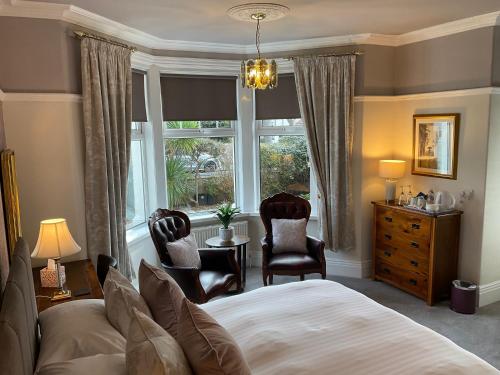 蘭迪德諾的住宿－布里格斯托克旅館，一间卧室配有一张床、两把椅子和一个窗户