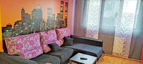 - un salon avec un canapé et une vue sur la ville dans l'établissement Apartamento Piscina y Playa, à San Juan de la Arena