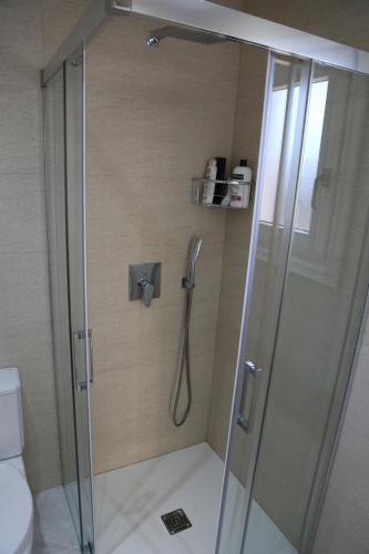 una doccia con porta in vetro in bagno di Villa Sal y Mar - Jávea ! Freshly Renovated ! a Jávea