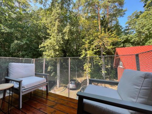 Un balcón o terraza en Sunny apartment with forest view