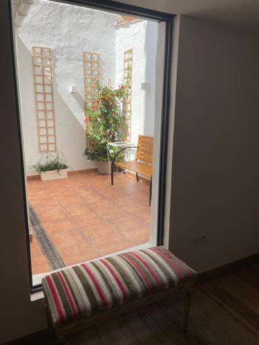 Blick auf eine Terrasse durch eine Glastür in der Unterkunft Loft en Montjuic in Barcelona