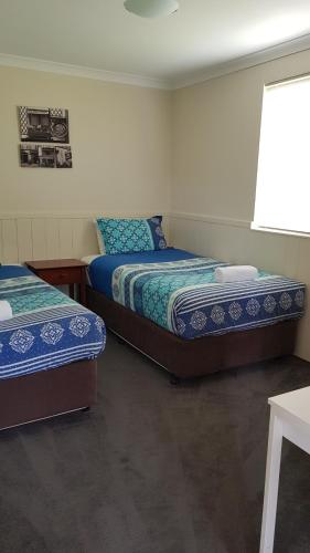 1 Schlafzimmer mit 2 Betten und einem Fenster in der Unterkunft Chalets on Frenchman in Albany