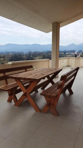 una mesa de picnic de madera y un banco en el techo en Il Chicco apartment, en Lamporecchio
