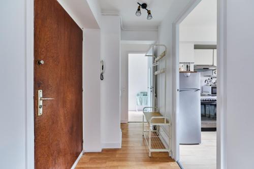 - une cuisine avec une porte en bois et un réfrigérateur dans l'établissement Le Kennedy, à Trouville-sur-Mer