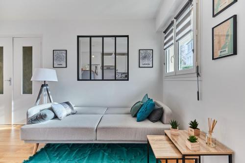 un salon avec un canapé et une table dans l'établissement Le Kennedy, à Trouville-sur-Mer