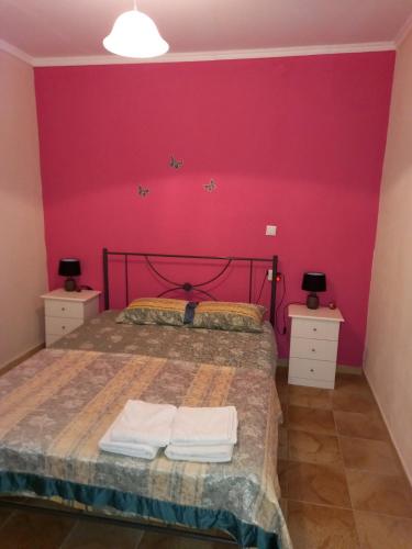 una camera con un letto a scomparsa rosa di Αξέχαστη εμπειρία με θέα την θάλασσα! a Paralia Dionysiou