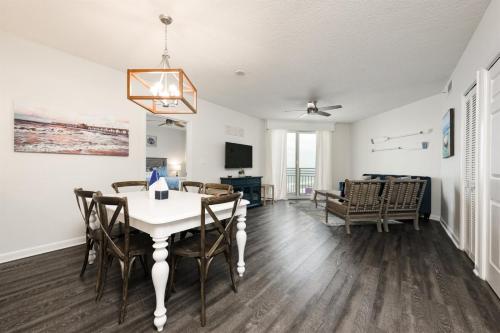 Unit 2320 Ocean Walk - 2 Bedroom Ocean Viewにあるテレビまたはエンターテインメントセンター