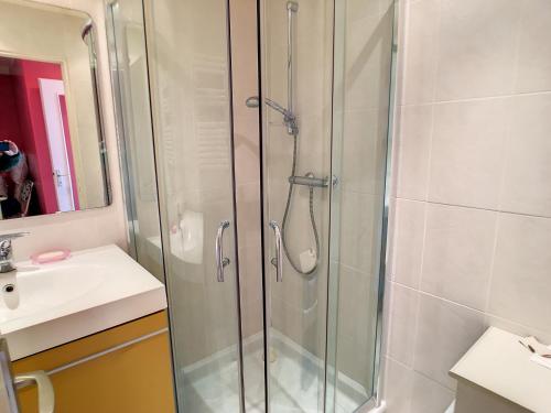 une salle de bain avec douche et lavabo dans l'établissement Studio Trident sea view 104, à Cannes