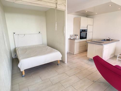 Cette petite chambre comprend un lit et une cuisine. dans l'établissement Studio Trident sea view 104, à Cannes