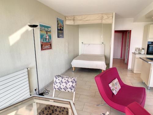 Cette petite chambre comprend un lit et deux chaises. dans l'établissement Studio Trident sea view 104, à Cannes