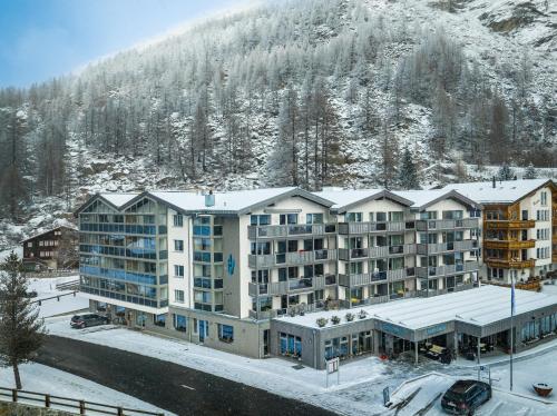 an aerial view of a hotel in the snow at Hotel Kristall-Saphir Superior in Saas-Almagell