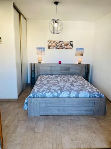 - une chambre avec un lit bleu dans l'établissement Farniente et douceur en plein Centre de Calvi, à Calvi