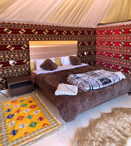 1 dormitorio con 2 camas en una tienda de campaña en Rum Crown, en Wadi Rum