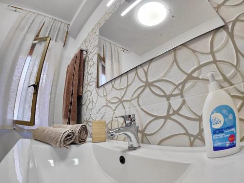 a bathroom with a sink and a mirror at Isola sul mare breve il centro in Castellammare del Golfo