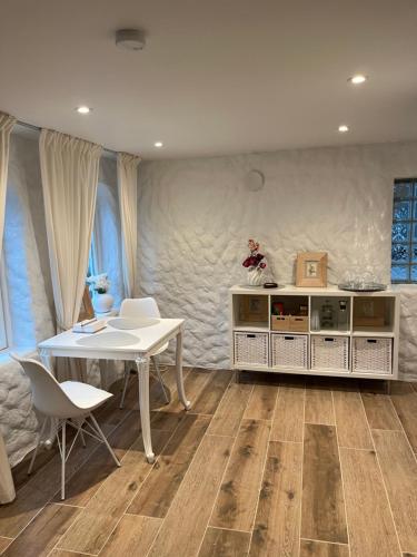 ein Esszimmer mit einem weißen Tisch und Stühlen in der Unterkunft Apartment Bergen sentrum in Bergen