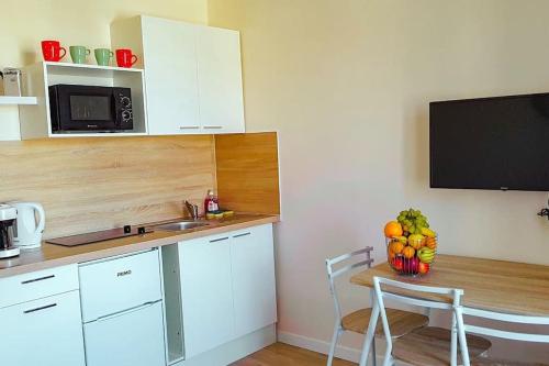 une cuisine avec une table avec un bol de fruits dessus dans l'établissement Vue coup de cœur idéalement situé, proche Gare, à Limoges