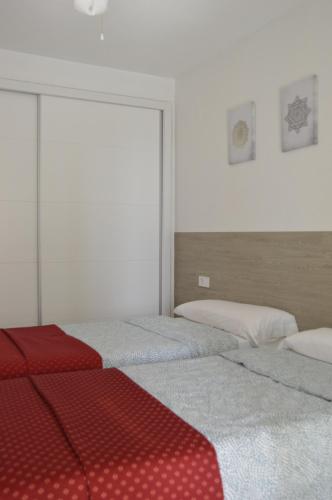 Posteľ alebo postele v izbe v ubytovaní GEMELOS IV Loysan apt. with pool