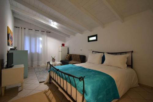 ein Schlafzimmer mit einem großen Bett und einem Sofa in der Unterkunft Sideroporta castle Náfpaktos in Nafpaktos