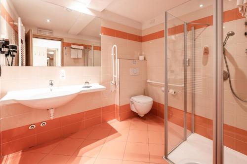 a bathroom with a sink toilet and a shower at Ravelli Sporting in Mezzana
