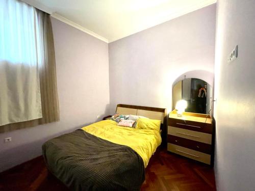 1 dormitorio con cama, tocador y espejo en Old Batumi Apartment en Batumi