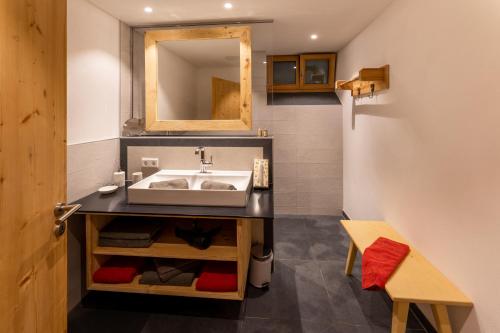 a bathroom with a sink and a mirror at Babel´s Auszeit in Pfronten