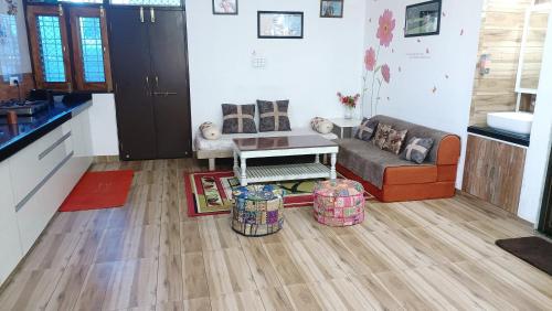 uma sala de estar com um sofá e uma mesa em Gokul Niwas Home Stay em Udaipur