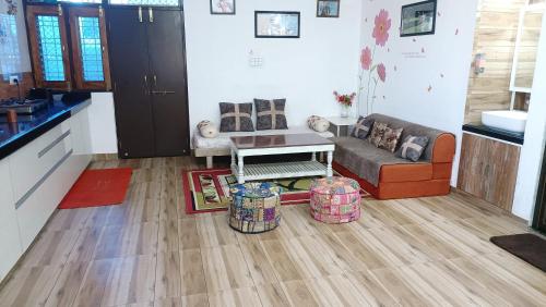 sala de estar con sofá y mesa en Gokul Niwas Home Stay en Udaipur