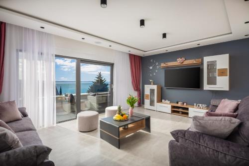 TV a/nebo společenská místnost v ubytování Luxury Apartment Lorena - Private Heated Pool -