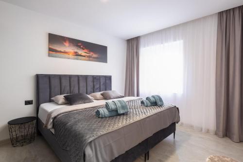 Postel nebo postele na pokoji v ubytování Luxury Apartment Lorena - Private Heated Pool -