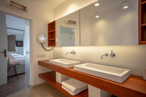 een badkamer met 2 wastafels en een spiegel bij Villa Tocana in Benagil