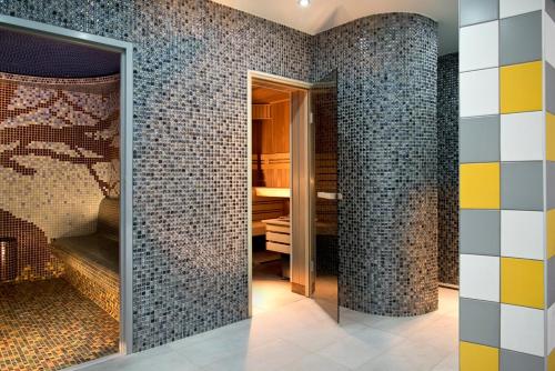 a bathroom with mosaic tiles on the walls at Navigator Hotel i Konferencje in Zbąszyń