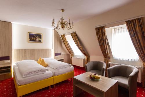 Schlafzimmer mit einem Bett, einem Tisch und Stühlen in der Unterkunft Hotel Residence in Würzburg