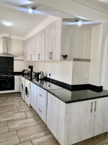 Kuchyň nebo kuchyňský kout v ubytování 43 Montego Bay, Caribbean Estate