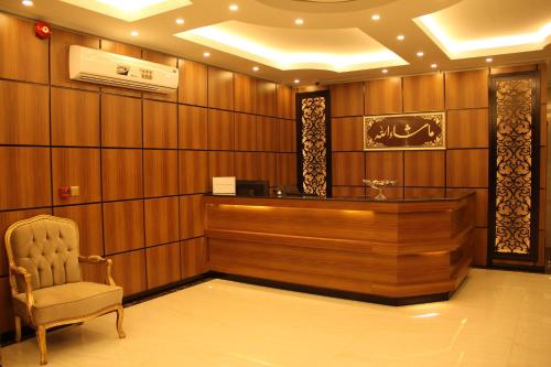 uma sala de espera com uma secretária e uma cadeira em الجناح الأبيض للأجنحه الفندقية em Dammam