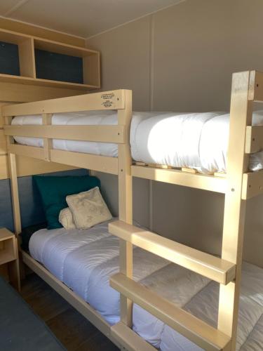 Poschodová posteľ alebo postele v izbe v ubytovaní Camping Cœur De Vendée