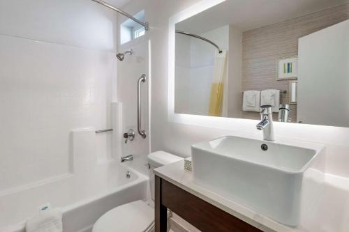 La salle de bains est pourvue d'un lavabo, de toilettes et d'un miroir. dans l'établissement Quality Inn Burbank Airport, à Burbank