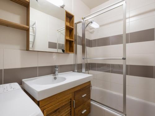 拉克呂薩的住宿－Appartement La Clusaz, 2 pièces, 6 personnes - FR-1-304-98，一间带水槽和淋浴的浴室