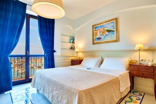 1 dormitorio con cama y ventana grande en Residenza D'epoca La Corallina, en Castellabate