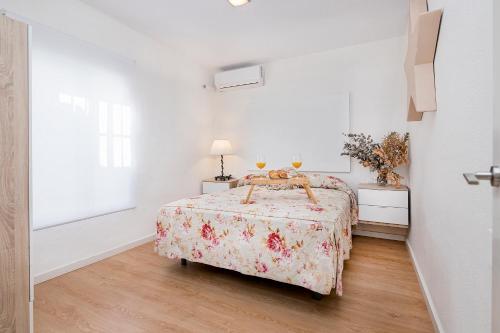 um quarto branco com uma cama e uma janela em BHost - El Indiano em Córdoba