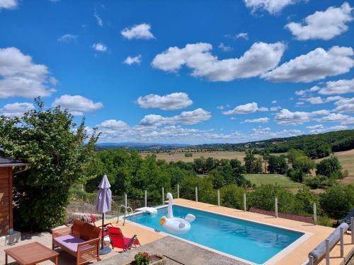 O vedere a piscinei de la sau din apropiere de Maison avec vue exceptionnelle et piscine privative