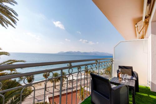 Ein Balkon oder eine Terrasse in der Unterkunft HeavnStay Suite Cannes