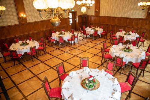 an overhead view of a banquet hall with tables and chairs at Hotel Fliegerheim in Borkheide