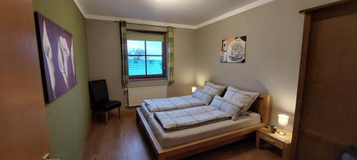 Habitación pequeña con cama y ventana en Ferienwohnung Wulf, en Schmallenberg