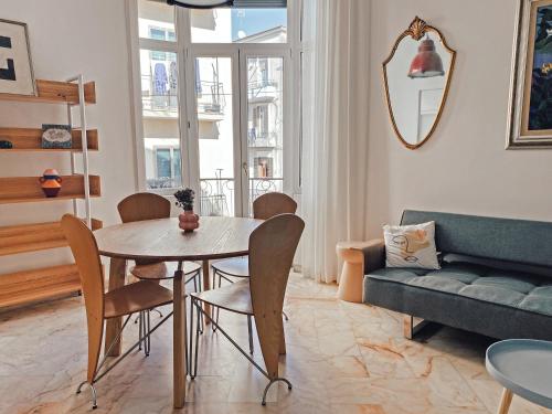 een woonkamer met een tafel en stoelen en een bank bij Casa Sava in San Pietro