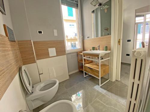 een badkamer met een toilet en een wastafel bij Casa Sava in San Pietro