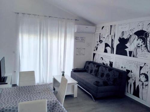 - un salon avec un lit et un canapé dans l'établissement Apartmani URANIJA, à Sveti Filip i Jakov