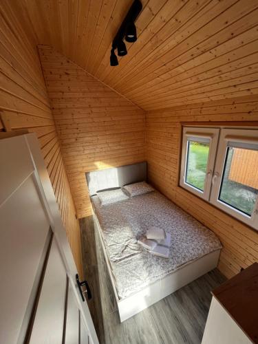 an overhead view of a small bed in a tiny house at RYBY W SIECI in Władysławowo